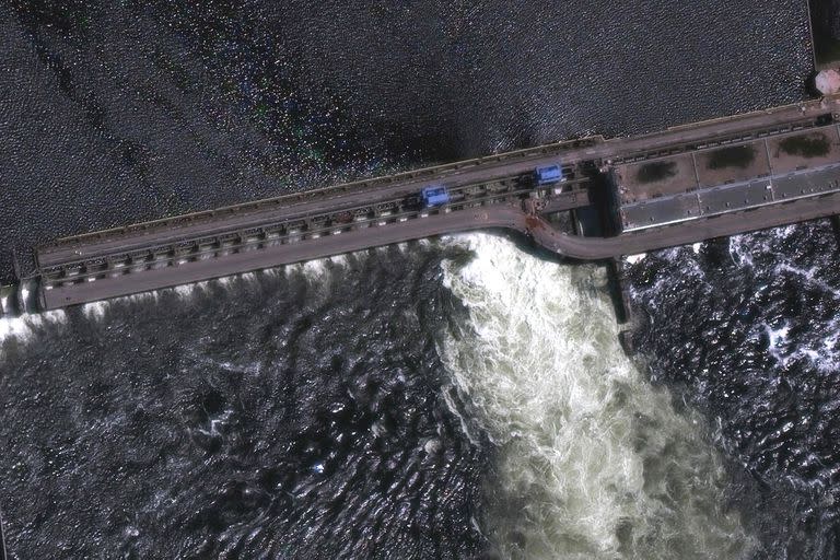 Esta imagen satelital del folleto cortesía de Maxar Technologies tomada muestra una vista más cercana de la represa Nova Khakovka en el sur de Ucrania, el 28 de mayo de 2022