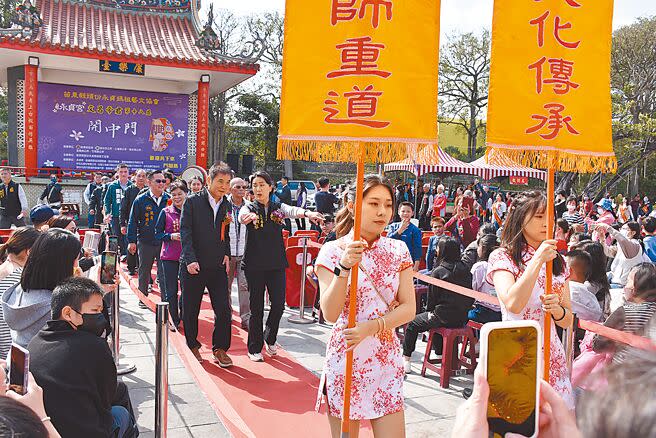 苗栗縣第18屆永貞宮士子開中門活動24日隆重登場，由苗栗縣長鍾東錦（後左）等陪同士子過中門。（謝明俊攝）