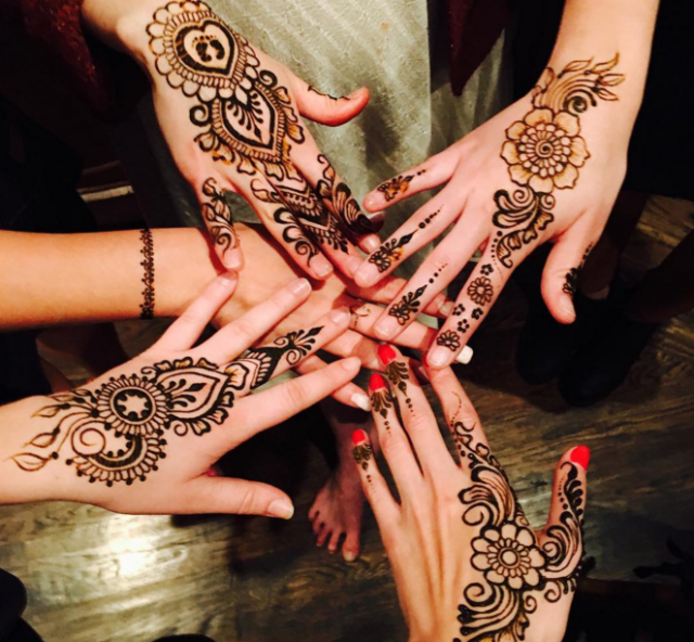 On the night before Eid, markets in Karachi become henna havens | Arab News