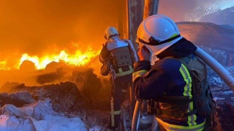 Bomberos intentan apagar un fuego