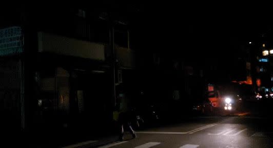 ▲26日晚間，台北市南港區忠孝東路6段驚傳停電（圖／翻攝畫面）