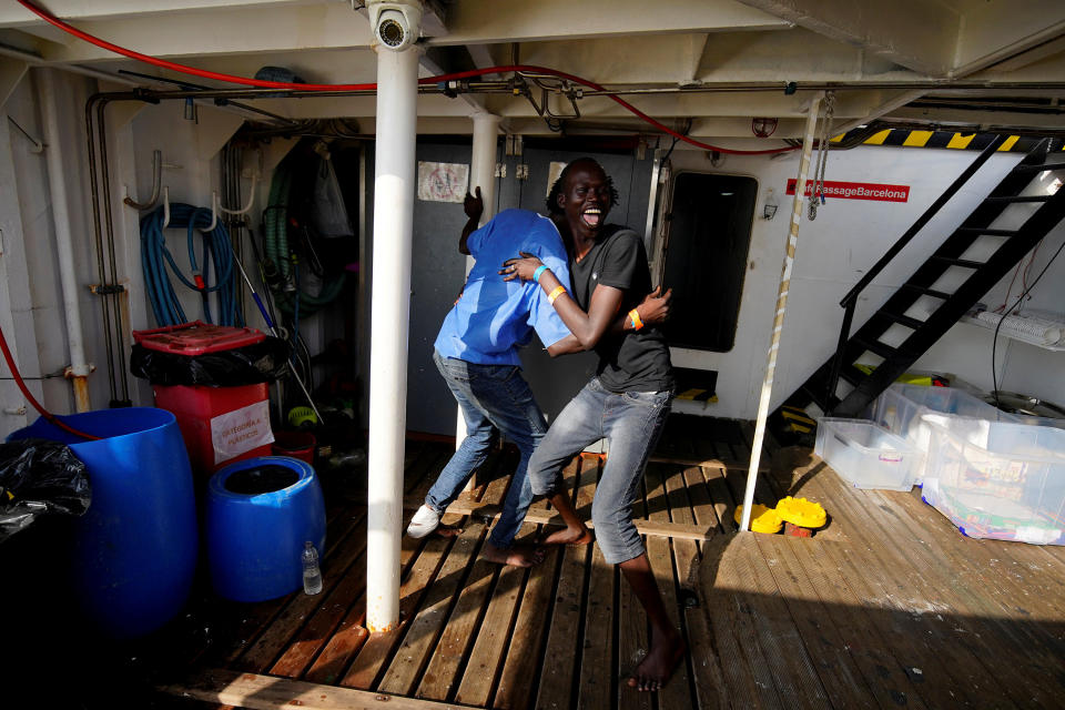 <p>Los sudaneses Ahmed y Salam bailan a bordo del barco de Proactiva (REUTERS/Juan Medina). </p>