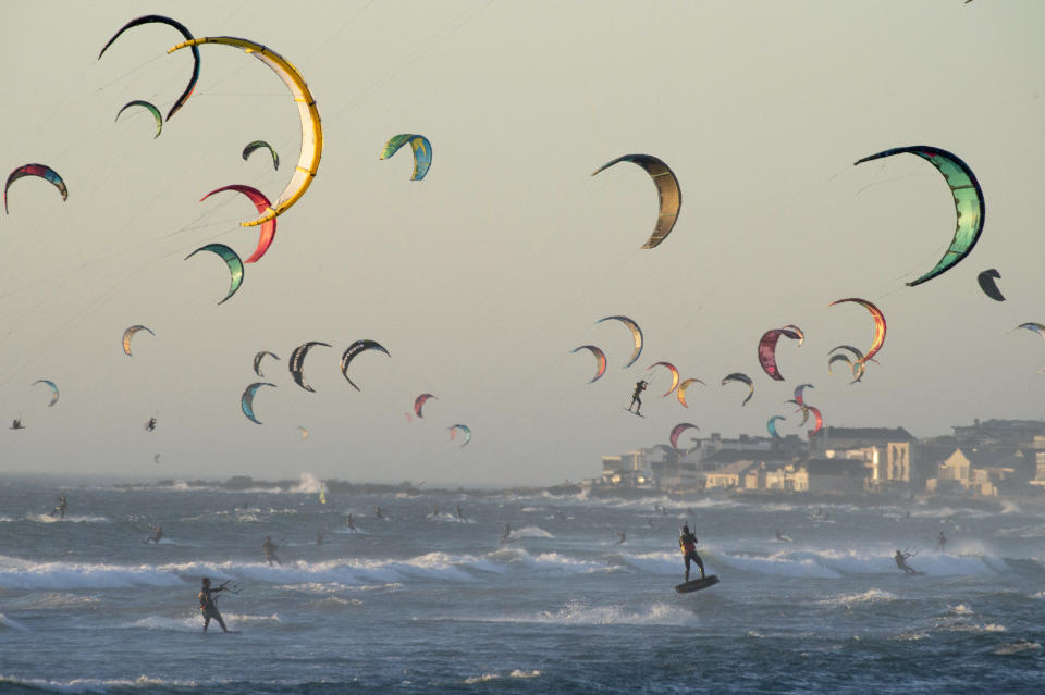 De nombreux amateurs de sensations fortes se sont retrouvés au large du Cap, en Afrique du Sud, pour une session de kitesurf haute en couleurs. (Photo : RODGER BOSCH / AFP)