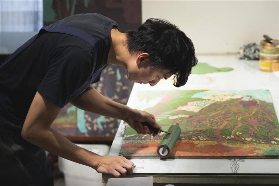 台灣藝術家沐冉進行「絕版版畫」的創作過程。