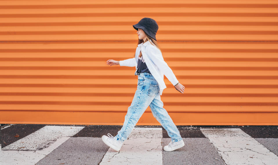 Mujer caminando en la calle