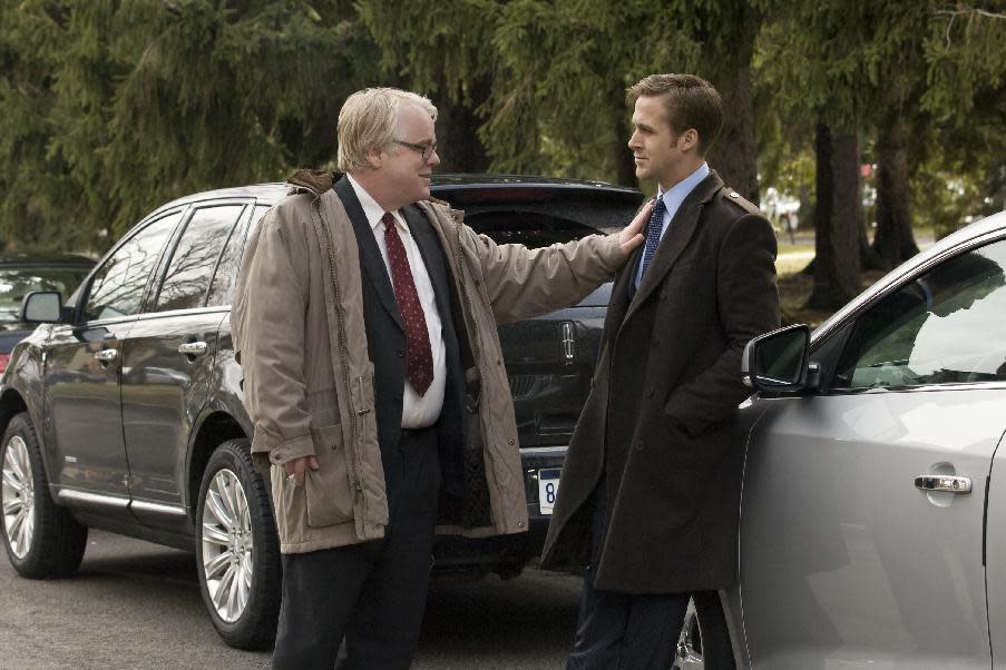 En esta imagen difundida por Colombia Pictures, Philip Seymour Hoffman, a la izquierda, y Ryan Gosling en una escena de "Ides of March". La policía dijo que Seymour Hoffman fue hallado muerto en su apartamento en Nueva York el domingo 2 de febrero del 2014. Tenía 46 años. (AP Foto/Columbia Pictures - Sony, Saeed Adyani, Archivo)