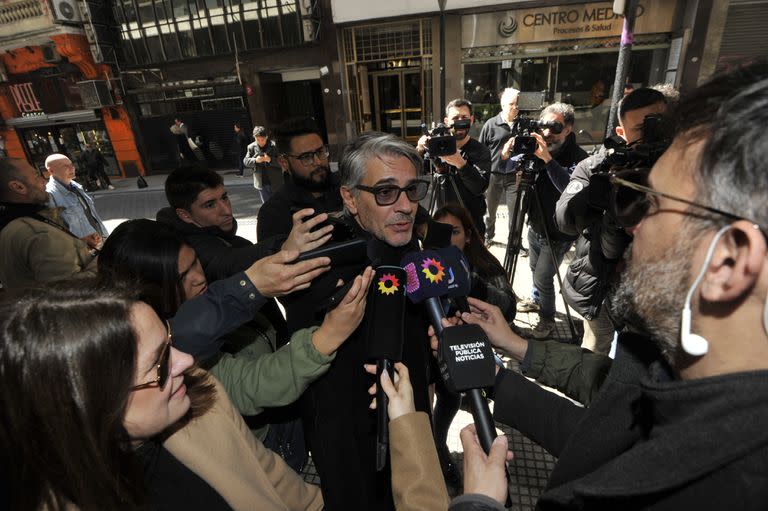 Pablo Echarri conversó con la prensa tras despedir los restos de Pepe Soriano