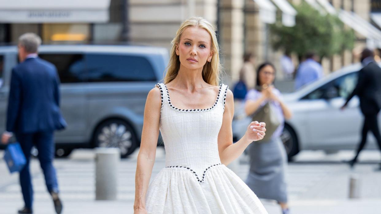 PARIS, FRANCIA - 25 DE JUNIO: Tatiana Korsakova lleva vestido blanco ancho, bolso negro fuera de Chanel durante la Alta Costura Otoño/Invierno 2024/2025 como parte de la Semana de la Moda de París el 25 de junio de 2024 en París, Francia. (Foto de Christian Vierig/Getty Images)