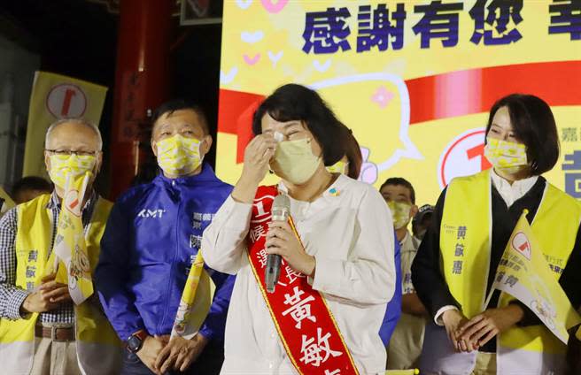 黃敏惠一上台就哽咽、流淚，說自己深受感動。（呂妍庭攝）