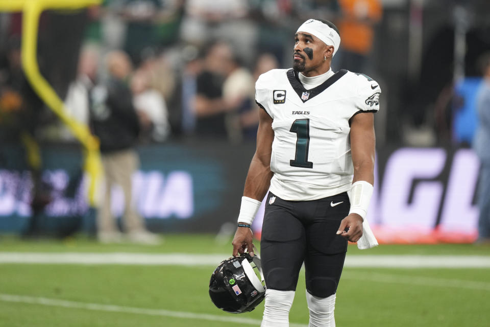 O quarterback do Philadelphia Eagles, Jalen Hurts, começou esta temporada com uma interceptação. (Foto AP/Fernando Llano)