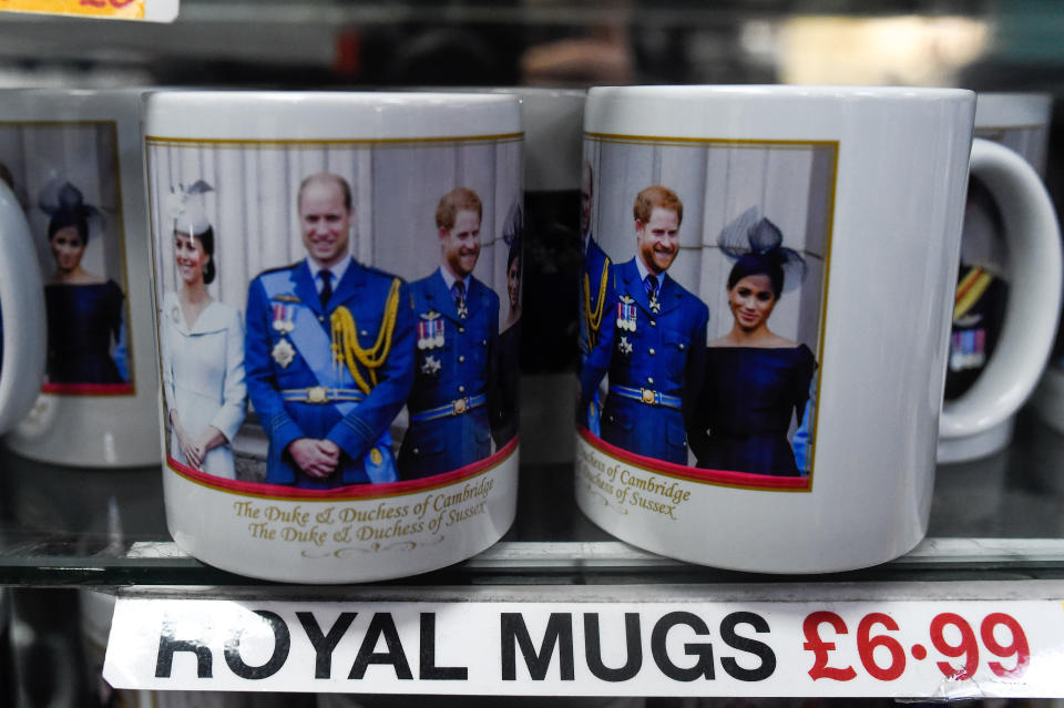 Las tazas de los ex duques de Sussex también han bajado de precio. Las que comparten con Kate Middleton y el príncipe William las hemos visto a 6,99 libras, pero<a href="https://www.victoriasbasement.com.au/Product/Details/104294/heritage-fine-bone-china-prince-harry-and-meghan-markle-royal-wedding-commemora" rel="nofollow noopener" target="_blank" data-ylk="slk:las que solo salen ellos son más baratas" class="link "> las que solo salen ellos son más baratas</a>. (Foto: Peter Summers / Getty Images)