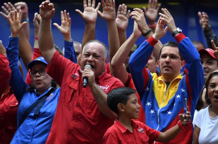 Venezuela National Assembly head Diosdado Cabello (L) won his case against online news website La Patilla (AFP Photo/Yuri CORTEZ)