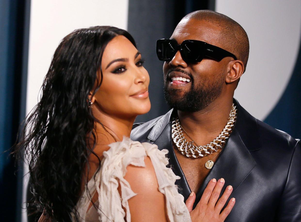 Kim Kardashian y Kanye West durante una fiesta de Vanity Fair en Beverly Hills en febrero de 2020. (Rreuters)