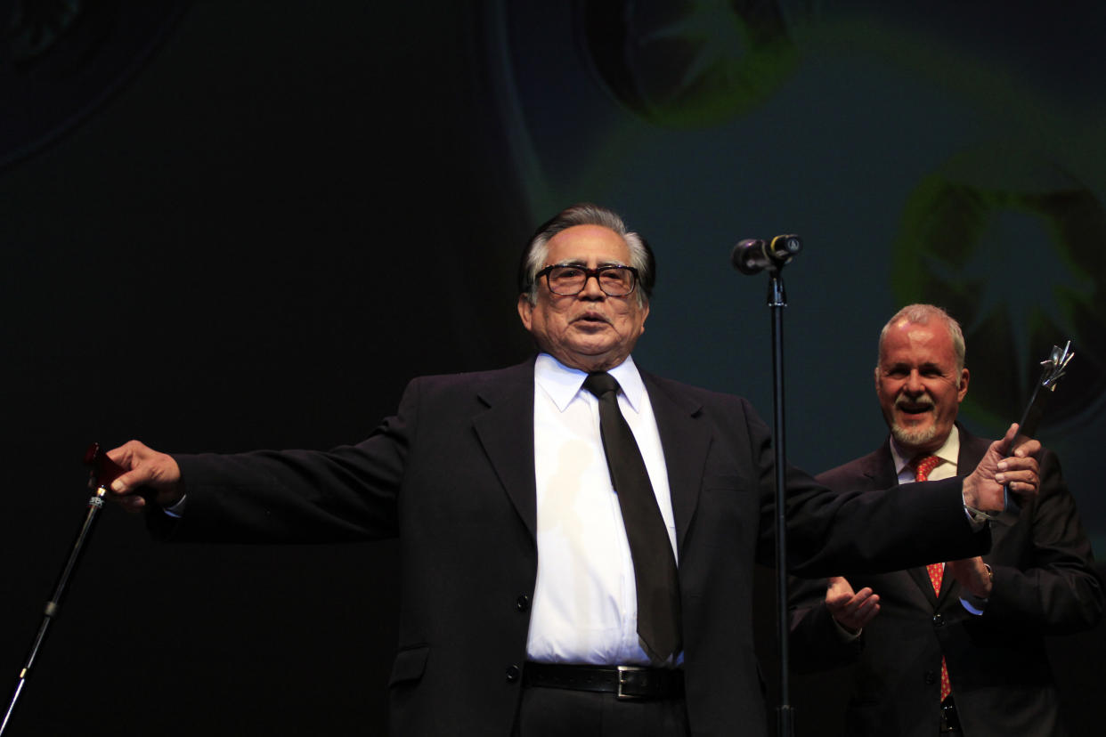 El actor Ernesto Gómez-Cruz sostiene el Premio 