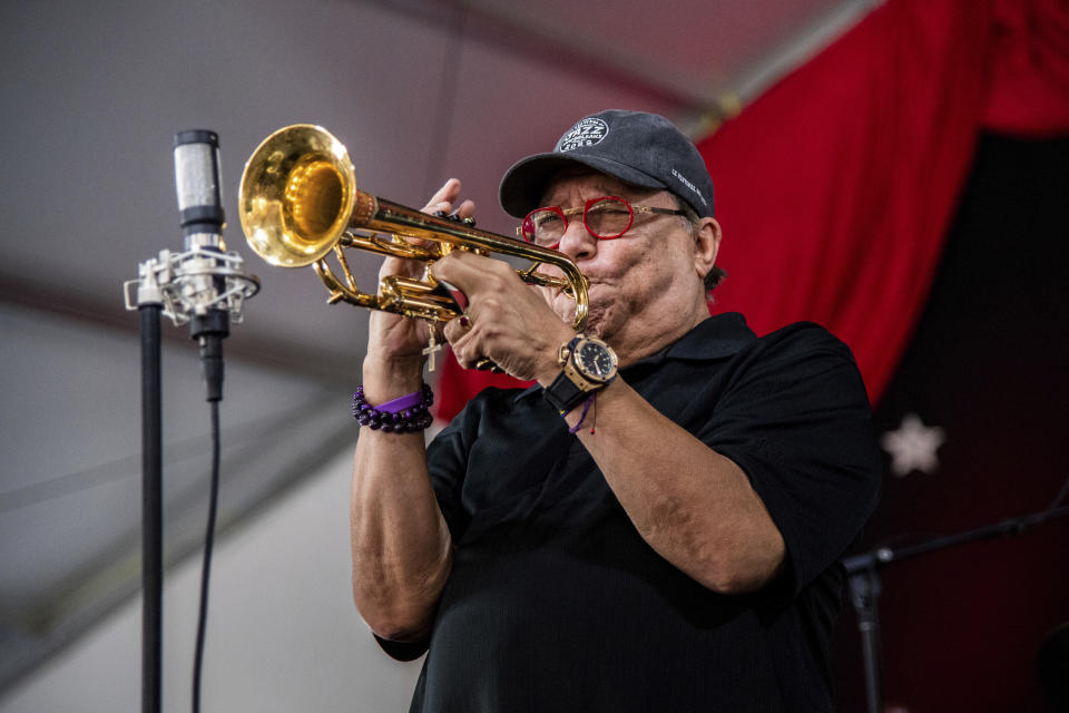 ARCHIVO - Arturo Sandoval durante un concierto en el Festival New Orleans Jazz and Heritage el 29 de abril de 2022, en Nueva Orleans. Sandoval será honrado con el Premio a la Excelencia Musical de la Academia Latina de la Grabación en noviembre durante la semana del Latin Grammy. (Foto Amy Harris/Invision/AP)