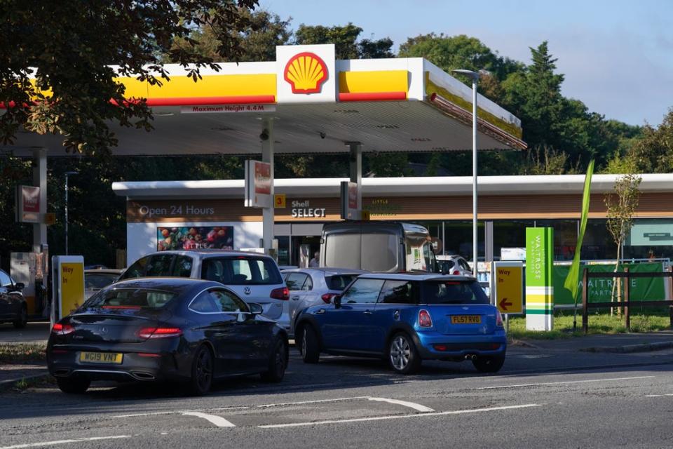 Queues at a Shell garage in Taplow, near Maidenhead, Berkshire (Jonathan Brady/PA) (PA Wire)