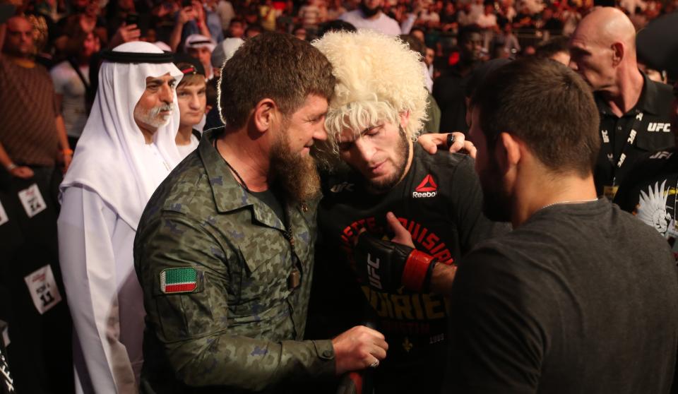 El l&#xed;der checheno Ramzan Kadyrovfelicita a Khabib Nurmagomedov por su victoria durante un combate de la UFC. (Foto: Stringer/Anadolu Agency v&#xed;a Getty Images)