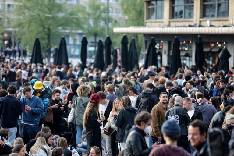 Une foule place Flagey, à Bruxlles, en Belgique, le 8 mai 2021. - Kenzo TRIBOUILLARD © 2019 AFP