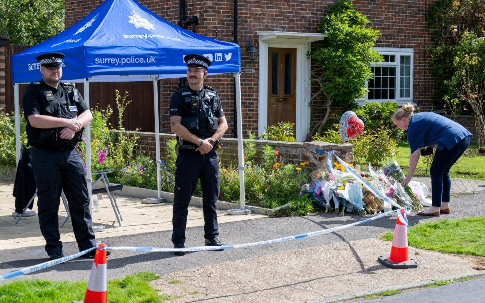 Policía en la escena en Woking