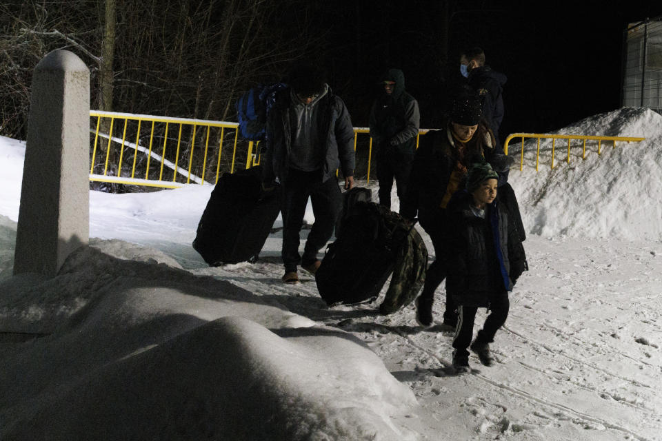 Un contratista privado quita la nieve del lado canadiense del paso fronterizo de Roxham Road en Saint-Bernard-de-Lacolle, Quebec, Canadá, el 24 de febrero de 2023. (Nasuna Stuart-Ulin/The New York Times) 