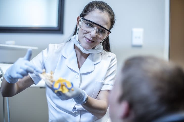 <p>Avec un diplôme de niveau bac +6, vous pourrez être légitime pour examiner les cavités buccales des patients et mettre en place les solutions nécessaires pour éliminer les anomalies de placement de la mâchoire. (Photo : Getty Images)</p>