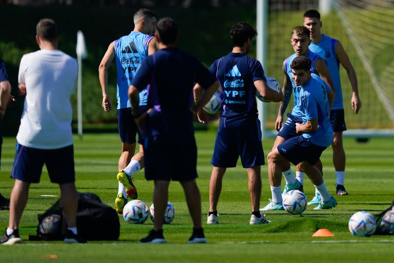 Entrenamiento de la selección argentina en el predio de la Universidad de Qatar en Doha