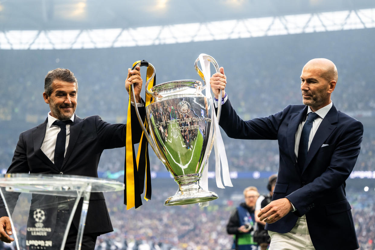 Karl Heinz Riedle et Zinedine Zidane présentent le trophée de la Ligue des Champions au stade de Wembley, pour la finale du 1er juin.