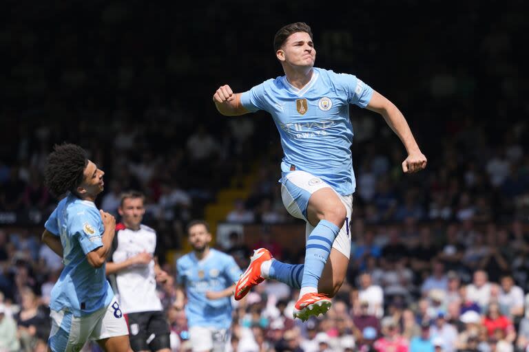 El salto de Julián Álvarez para celebrar su gol de penal, en el final del encuentro ante Fulham