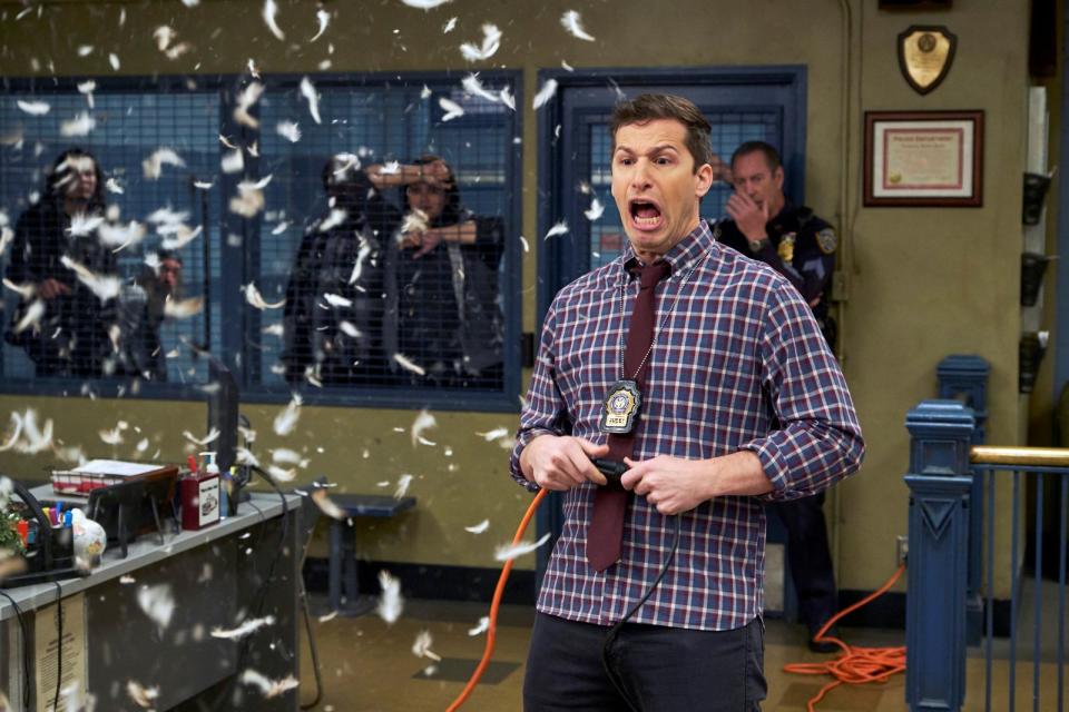 Spaß am Arbeitsplatz hat auch für diesen Chaos-Cop oberste Priorität: Jake Peralta (Andy Samberg). Nebenbei jagt der Polizist mit seinen Kollegen vom 99. Revier - allesamt absurde Unikate - Verbrecher. Zwar bedient sich "Brooklyn Nine-Nine" (bei Joyn und Netflix) bisweilen an Gags, die unter die Gürtellinie abzielen, wer damit umgehen kann, den erwartet aber eine der besten Sitcoms überhaupt. (Bild: 2018 Universal Television Llc)