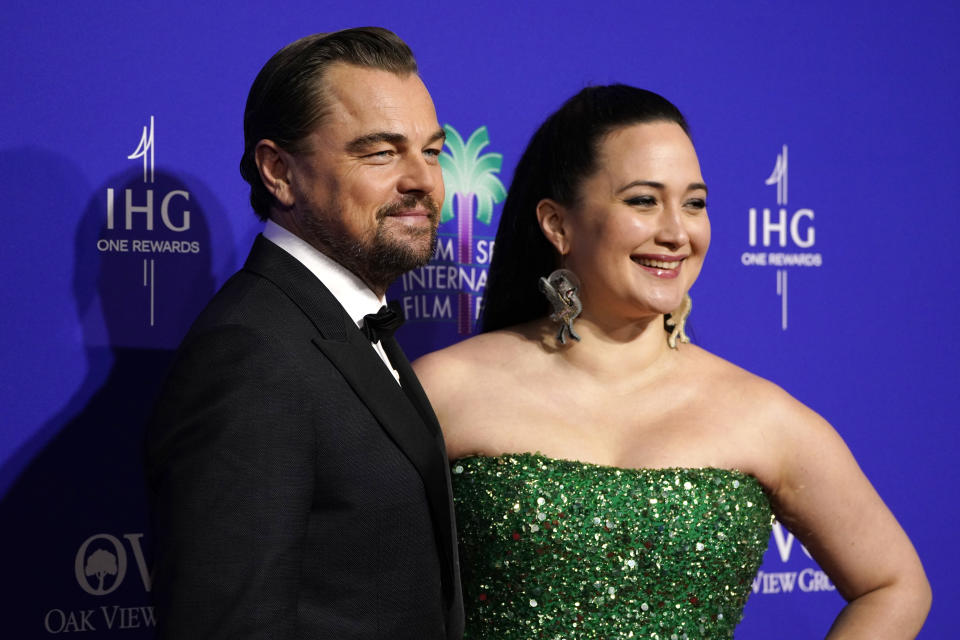 Leonardo DiCaprio, izquierda, y Lily Gladstone llegan a la 35a edición anual del Festival de Internacional de Cine de Palm Springs el 4 de enero de 2024, en Palm Springs, California. (Foto Jordan Strauss/Invision/AP)