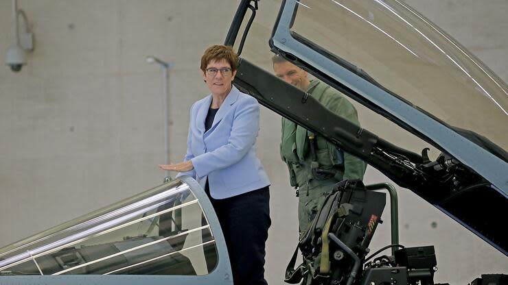 Die Verteidigungsministerin steigt in einen Eurofighter. Foto: dpa