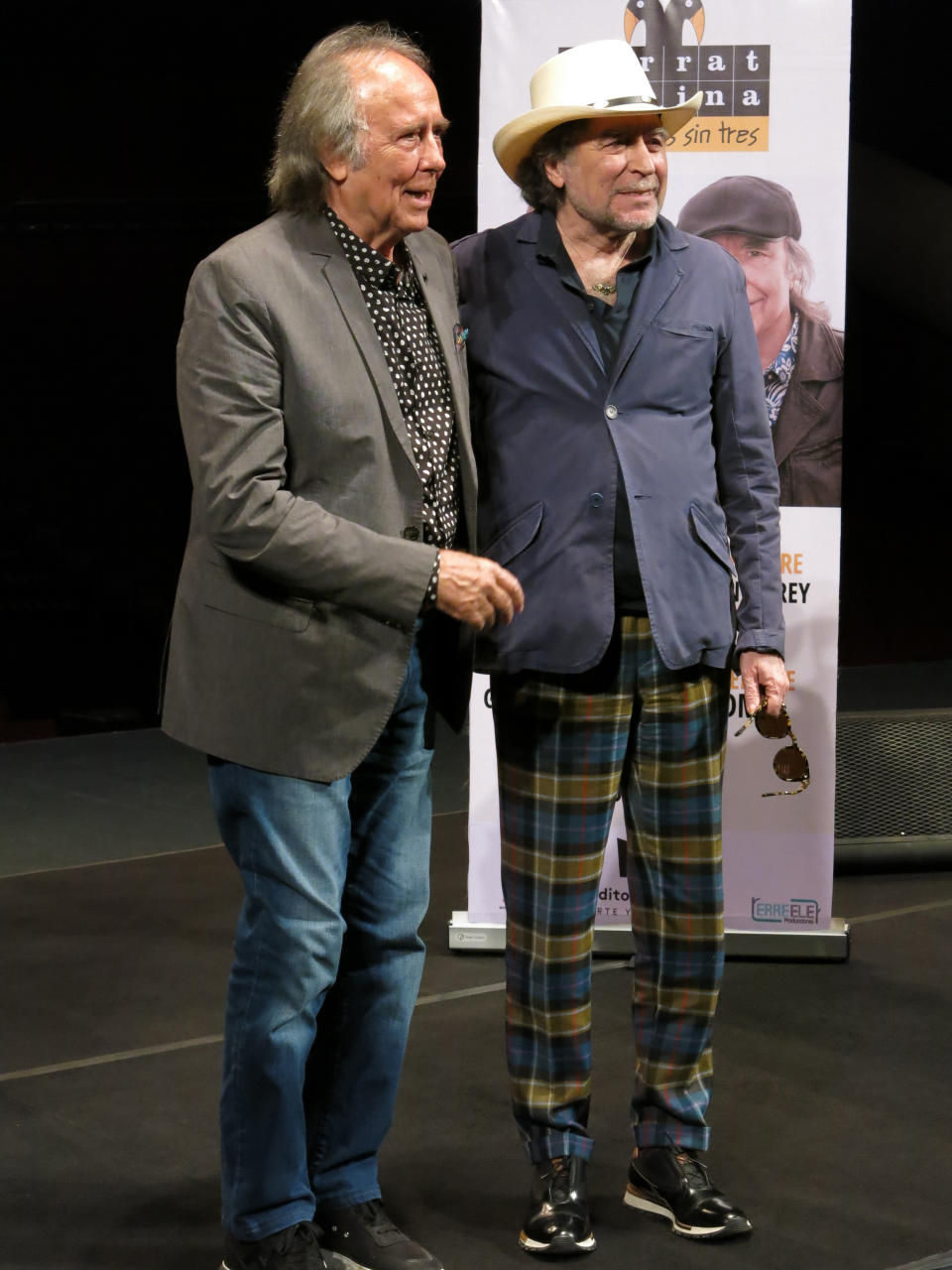 Los cantautores españoles Joan Manuel Serrat, izquierda, y Joaquín Sabina, posan durante una conferencia de prensa para promover su gira "No hay dos sin tres" en la Ciudad de México el miércoles 27 de noviembre de 2019. (Foto AP/Berenice Bautista)