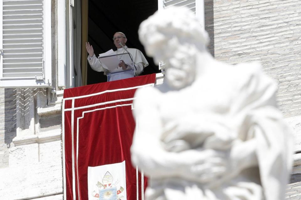 <p>Papst Franziskus steht beim Mittagsgebet am Fenster und schaut auf die Besucher auf dem Petersplatz hinunter. (Bild: Gregorio Borgia/AP) </p>