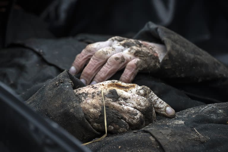 Vista del cadáver de un civil trasportado a la morgue en Bucha, afueras de Kiev, Ucrania, 6 de abril de 2022. Dos exministros alemanes han iniciado una demanda penal para que se investigue a funcionarios rusos por crímenes de guerra en Ucrania