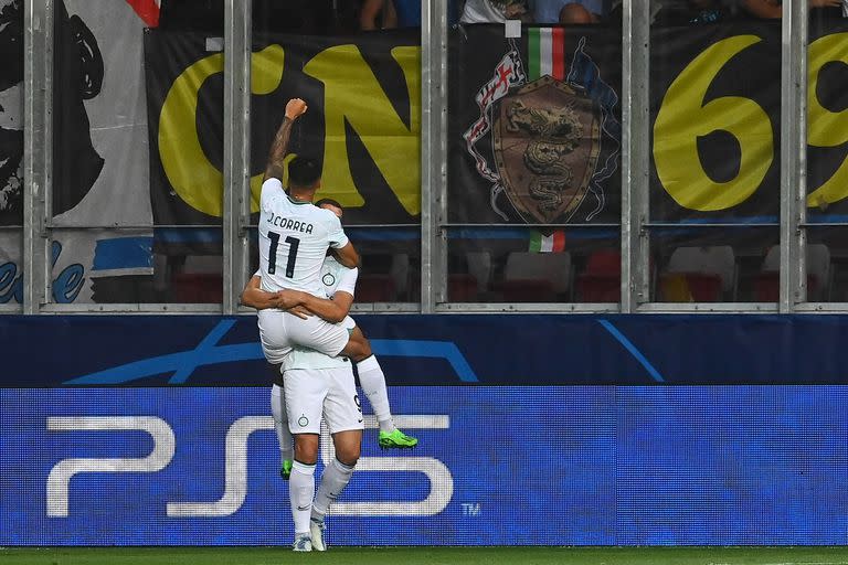 Festejo conjunto entre Edin Dzeko y Joaquín Correa, claves en el triunfo de Inter contra Viktoria Plzen