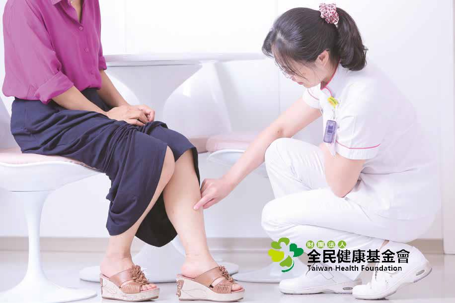 懷疑腳有水腫時，可按壓小腿內側，觀察皮膚是否有凹陷且無法立即反彈回復正常。