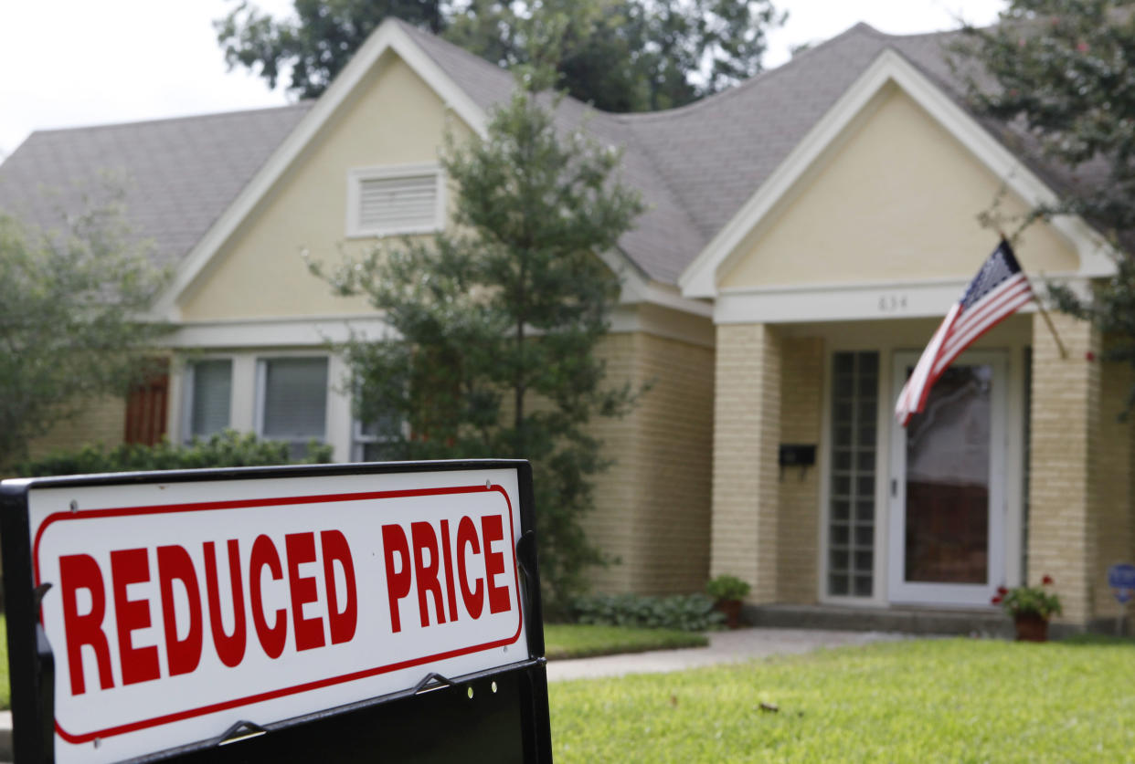 An advertisement for a reduced price is seen outside of a home for sale in Dallas, Texas September 24, 2009. The National Association of Realtors said sales of existing homes fell 2.7 percent to an annual rate of 5.10 million units from 5.24 million units in July. That compared to market expectations for a rise to a 5.35 million unit pace. REUTERS/Jessica Rinaldi (UNITED STATES BUSINESS)