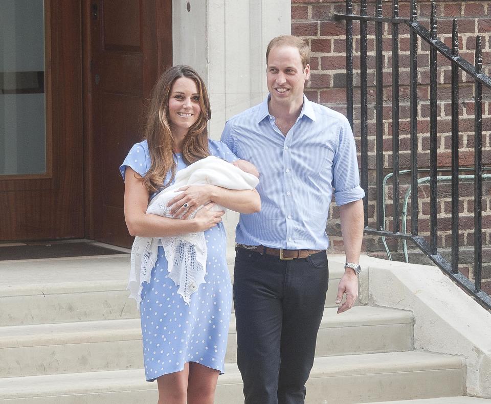 LONDON, UNITED KINGDOM - JULY 22: Catherine, Duchess of Cambridge and Prince William, Duke of Cambridge depart The Lindo Wing with their newborn son at St Mary's Hospital on July 22, 2013 in London, England. (Photo by Niki Nikolova/FilmMagic)