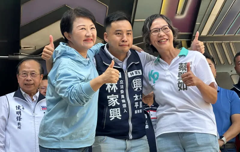 ▲台中市長盧秀燕促成立委先藍白和，和蔡壁如一起給國民黨新人林家興一個「媽媽抱抱」。（圖／記者顏幸如攝，2023.10.22）