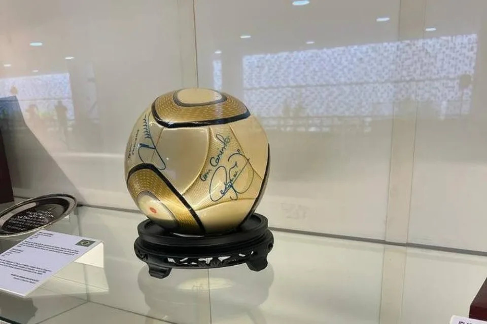 Bola autografada por Neymar que estava no Museu da Câmara (Foto: Câmara dos Deputados)