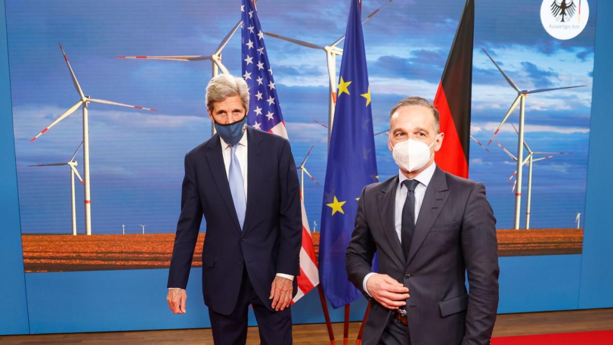 Außenminister Heiko Maas (r) hat den US-Sondergesandten John Kerry (l) in Berlin empfangen.