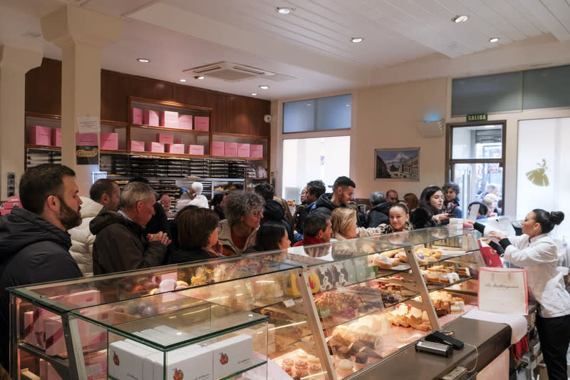 西班牙觀光餐飲業景氣熱  馬德里糕餅店人潮多 即使今年西班牙復活節聖週假期落在3月最後一週， 但未影響觀光與餐飲業4月的熱絡景氣，強勁帶動全 國勞動市場復甦，失業人數下滑至266萬人，寫下 2008年以來最低紀錄。圖為馬德里一家百年糕餅店 內，遊客和本地客人摩肩接踵的盛況。 中央社記者胡家綺馬德里攝  113年5月7日 