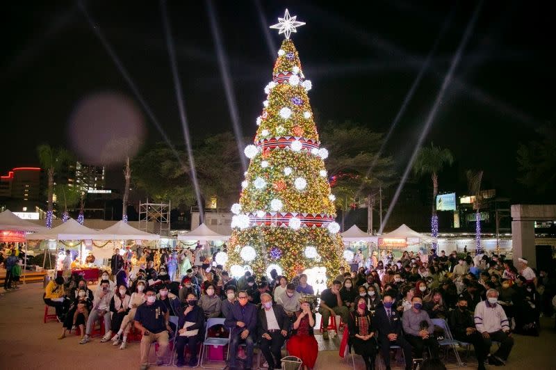 ▲今年台南除了集結台、日、韓眾巨星開唱的精彩「台南好YOUNG跨年晚會」外，台南觀旅局也公布一系列跨年台南打卡行程，盛邀旅客「來台南跨年」！圖為遠東百貨台南成功店前聖誕樹。（圖／臺南市政府原住民族事務委員會提供）