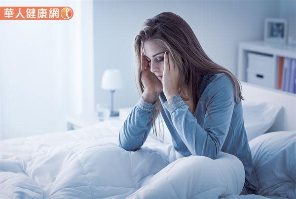 神經科學家甚至發現，在COVID-19疫情爆發期間，因為擔心是否會因為疫情爆發失業，甚至擔心家人是否會因疫情喪生而失眠的人數大幅增加，甚至將此類型失眠狀態稱為「COVID-somnia」(新冠失眠)·。有此症狀的人符合慢性失眠的診斷標準，即指超過3個月的時間內，無法在30分鐘內順利入睡。