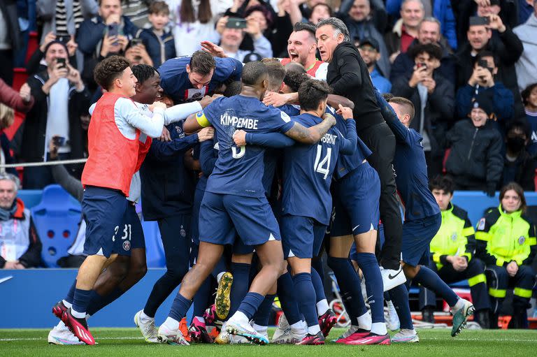 Galtier celebra un gol con sus jugadores, en PSG