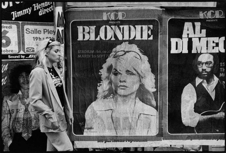 Paseando por París durante la gira que Blondie hizo en 1978