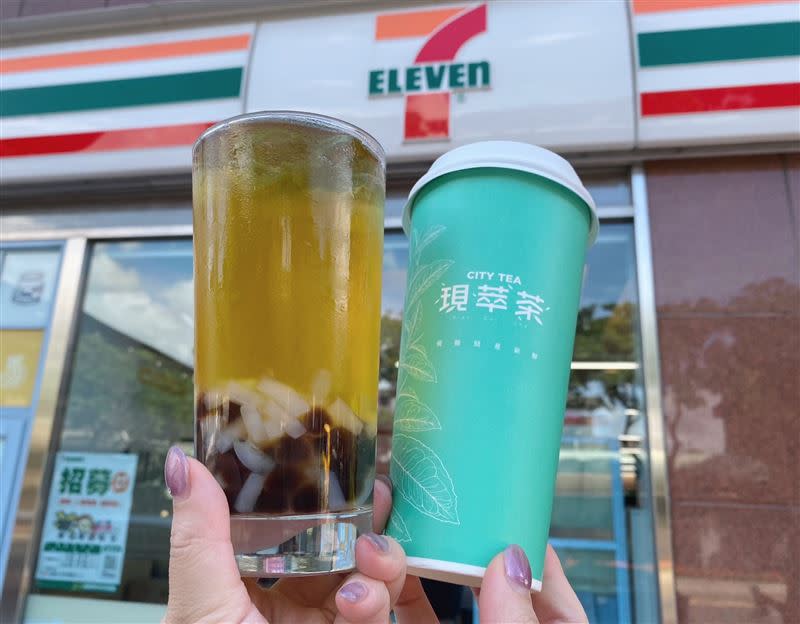 7-ELEVEN首推「珍珠椰果四季春青茶」，7月2日前每日限量5000組「買1送1」。（圖／7-ELEVEN提供）