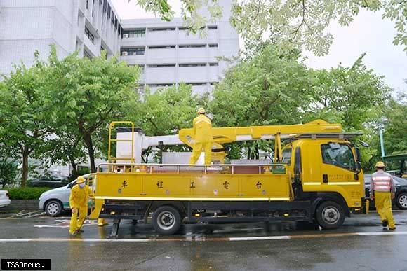 圖：台電新營區處全力戒備防颱，動員車輛及人員待命，也呼籲民眾多利用網路通報查詢停復電資訊。（記者李嘉祥攝）