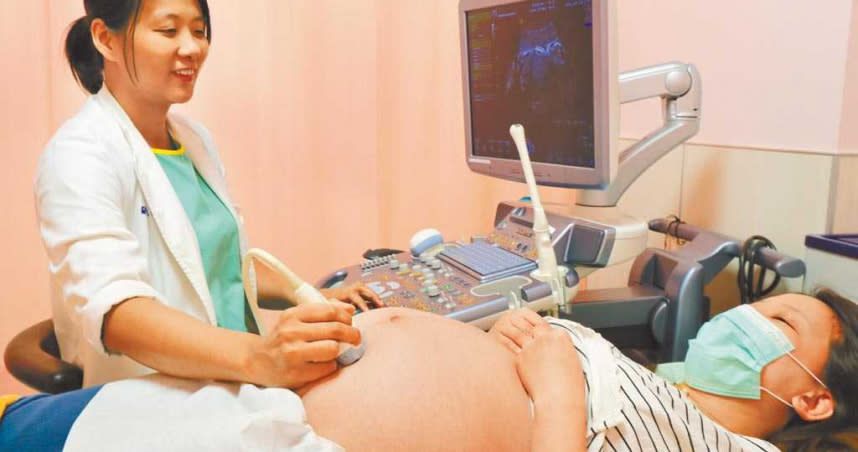 搶救生育率，政院擬將現行孕婦免費產檢補助，從10次調升到14次。圖為醫師為孕婦做超音波檢查。（圖／本報資料照片）