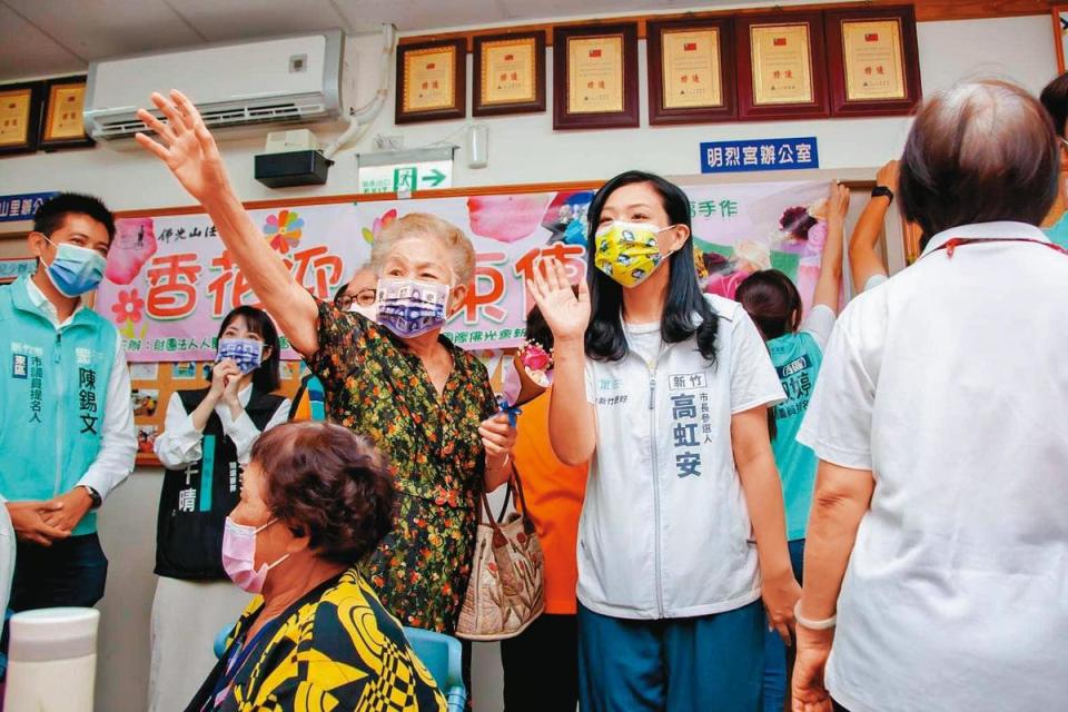 高虹安日前在台北市長柯文哲母親何瑞英（左）陪同下，代表民眾黨登記參選新竹市長。（翻攝高虹安臉書）